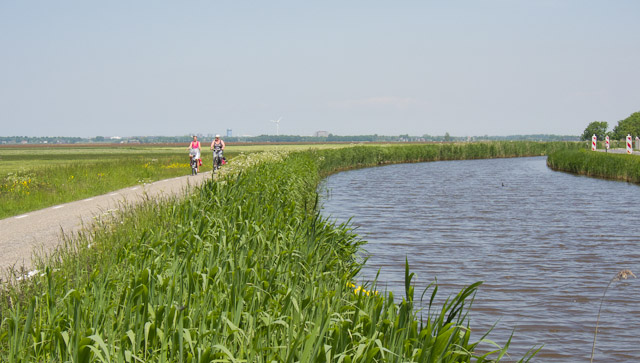 Cycling along the Waver, one of the many picturesque rivers just south of Amsterdam. Photo © Holland-Cycling.com
