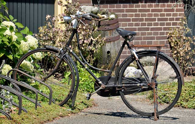 A classical Dutch bike. Photo © Holland-Cycling.com