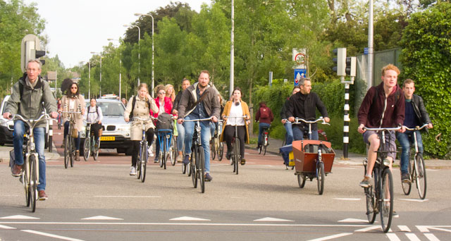The maximum distance most commuters are prepared to cycle to work is 7 to 10 km. Photo © Holland-Cycling.com