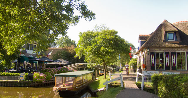 Giethoorn, also known as the Venice of the North. Photo © Holland-Cycling.com