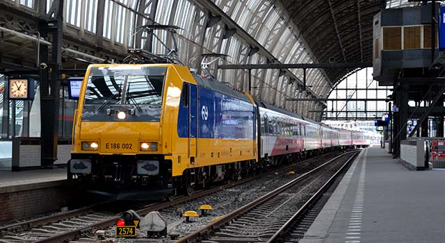 Intercity Direct train at Amsterdam Central Station. Photo © [urlb=https://commons.wikimedia.org/wiki/File:NSI_186_002%2BPrio-stam,_Amsterdam_Centraal.jpg]Wikimedia[/urlb]