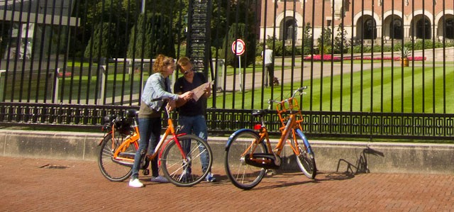 Finding your way around The Hague. Photo © Holland-Cycling.com