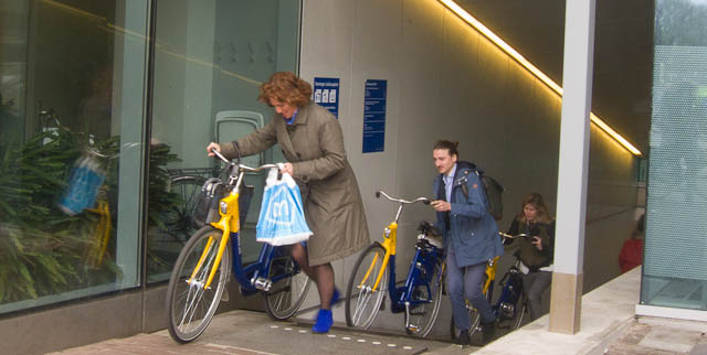 OV-bikes are yellow and blue, the colours of Dutch Rail. Photo © Holland-Cycling.com