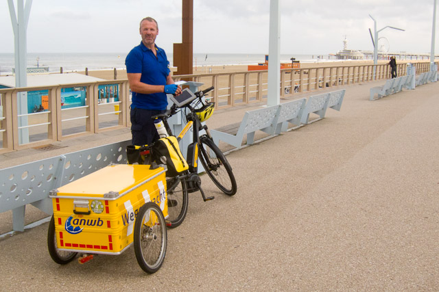 Cycling patrol officer with the ANWB Wegenwacht trailer. Photo © Holland-Cycling.com