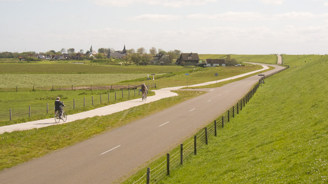 Cycling along the dyke at Oudeschild. Photo © Holland-Cycling.com