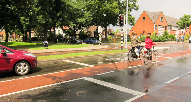 Make sure you know the Dutch traffic rules and regulations for cyclists. Photo © Holland-Cycling.com