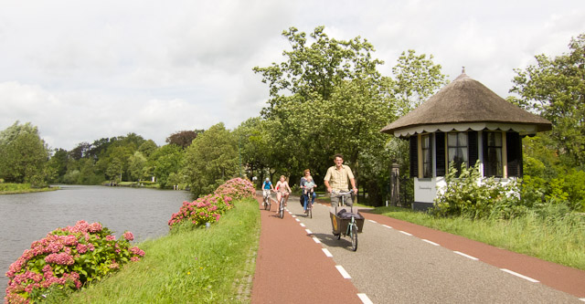 Cycling along the river Vecht. Photo © Holland-Cycling.com